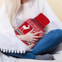 Láhev na horkou vodu ve svetru, červená