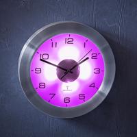 Rádiově řízené nástěnné hodiny s osvětlením